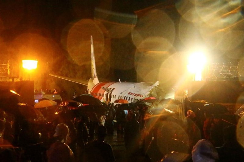 印度快捷航空撤僑專機7日在風雨中降落卡利克特機場,衝出跑道掉落35呎的山谷,機身斷成兩截,造成19人死亡,171人受傷。(路透社)