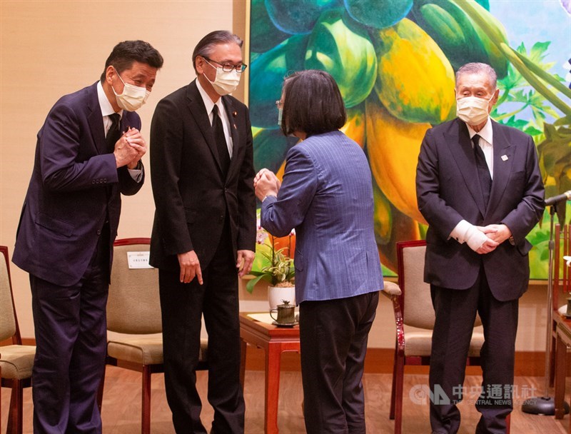 總統蔡英文(右2)9日下午在總統府接見來台弔唁故總統李登輝的日本訪問團。正值防疫期間,蔡總統和日本前首相森喜朗(右)、眾議員岸信夫(左)等人拱手致意。中央社記者謝佳璋攝 109年8月9日