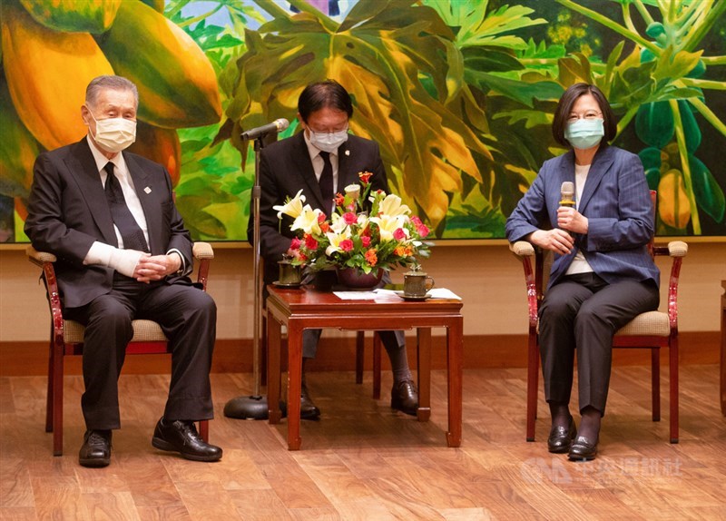 總統蔡英文(右)9日下午在總統府接見「日本弔唁故李前總統訪台團」,會中感謝日本前首相森喜朗(左)率團來台弔唁前總統李登輝。中央社記者謝佳璋攝 109年8月9日