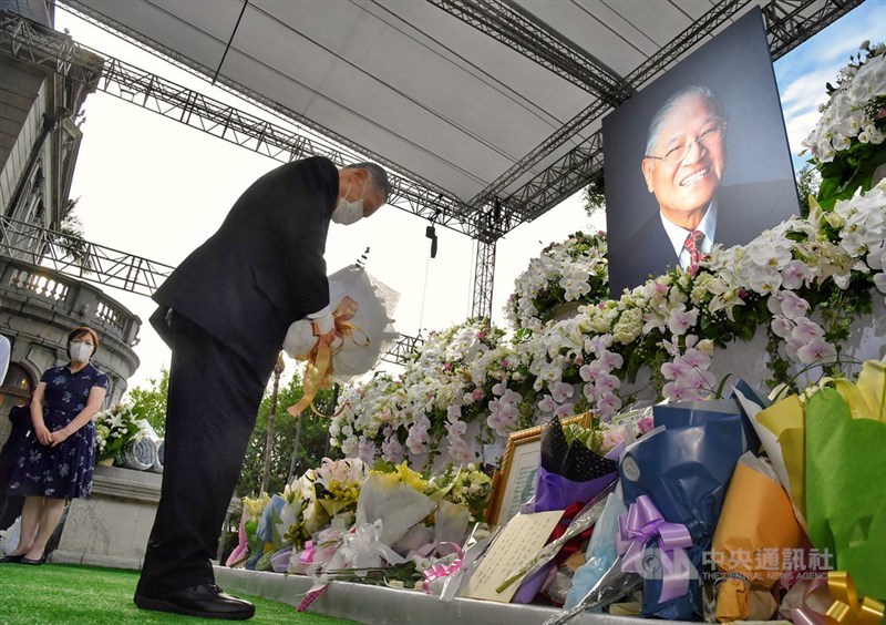 日本前首相森喜朗(前)9日率日本國會跨黨派議員來台追悼故總統李登輝,下午抵達台北賓館,森喜朗獻花致意。中央社記者王飛華攝 109年8月9日