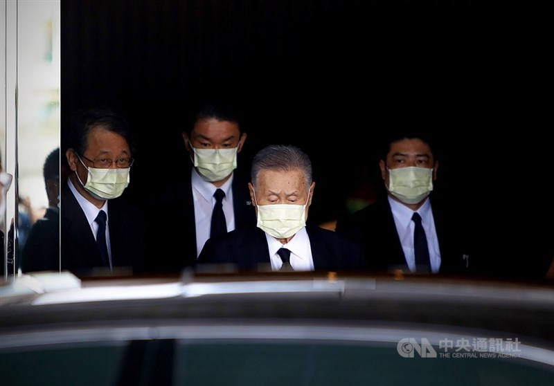 日本前首相森喜朗率國會議員團9日搭乘包機抵達松山機場,隨即搭車前往總統府會見總統蔡英文,再轉往台北賓館弔唁故總統李登輝。圖為森喜朗(中)在松山機場準備乘車。中央社實習記者曾守一攝 109年8月9日