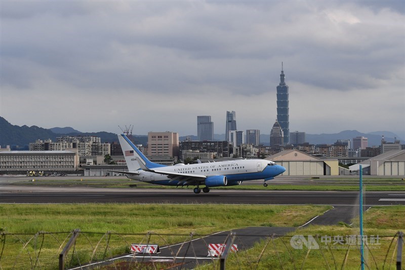美國衛生部長艾薩(Alex Azar)率團乘坐美國空軍C-40B行政專機訪台,專機9日下午抵達台北松山機場,機身上漆有美國國旗。中央社記者林俊耀攝 109年8月9日