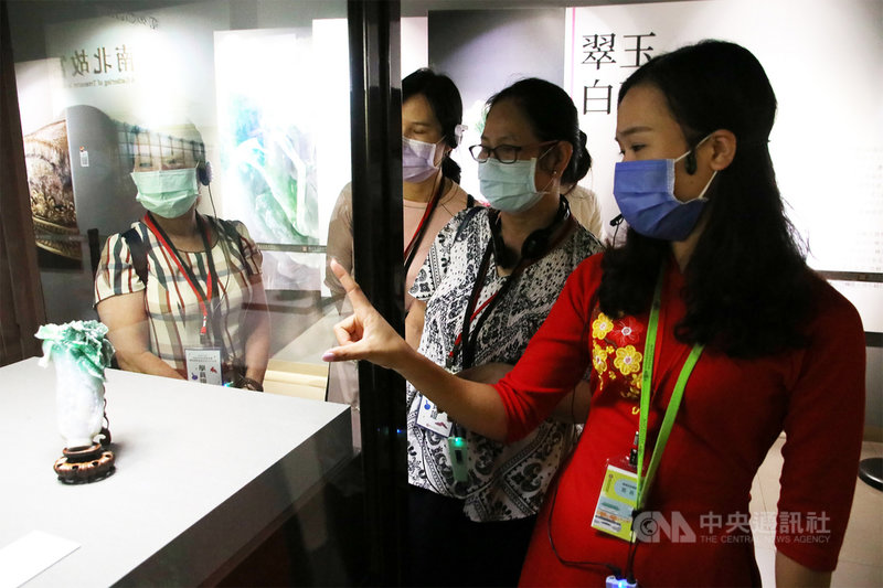 移民署台北市服務站和故宮博物院9日共辦「新住民多元文化活動」,近60名新住民通譯志工參與。故宮東南亞語種子導覽員、越南新住民范氏月(右)帶領解說,眾人看見人氣展件「翠玉白菜」頻呼好逼真。(移民署提供)中央社記者黃麗芸傳真 109年8月9日