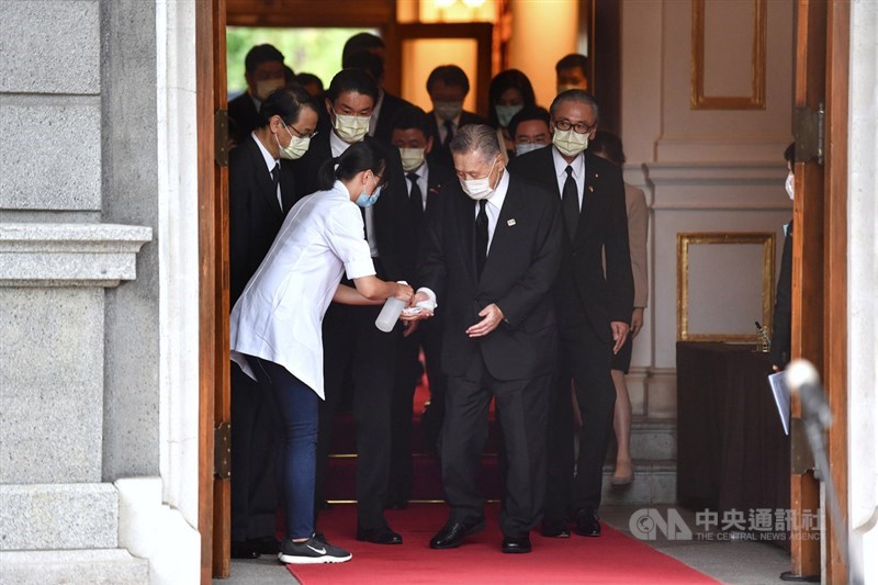 前總統李登輝辭世,日本前首相森喜朗(前右)率領的弔唁團9日來台,下午赴台北賓館致哀,離開追思會場時用酒精消毒。中央社記者王飛華攝 109年8月9日