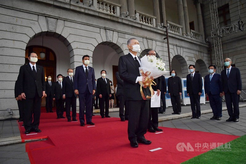 前總統李登輝7月30日辭世,日本前首相森喜朗(前)率領的弔唁團9日來台,前往台北賓館獻花致意。中央社記者王飛華攝 109年8月9日