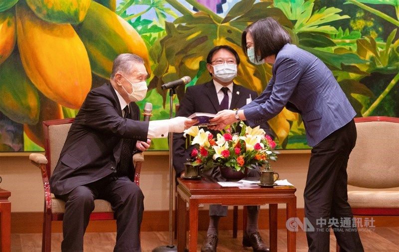 台灣防疫表現受到肯定,總統蔡英文日前登上日本漫畫雜誌封面,日本前首相森喜朗(左)9日在總統府將這本漫畫送給蔡總統(右)。中央社記者謝佳璋攝 109年8月9日