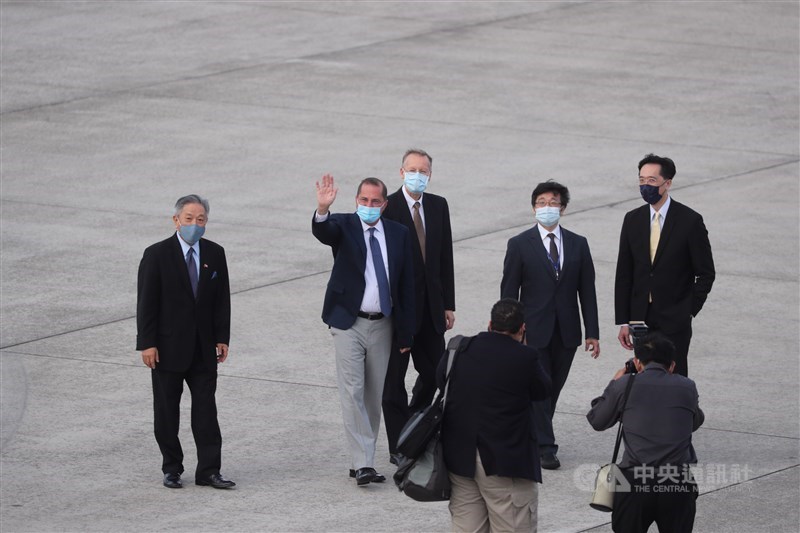 美國衛生部長艾薩(Alex Azar)(左2)率團訪台,專機9日下午近5時抵達松山機場,由外交部政務次長田中光(左1)、衛福部疾病管制署署長周志浩(右2)、外交部北美司司長徐佑典(右1)、AIT處長酈英傑(右3)前往接機。中央社記者裴禛攝 109年8月9日