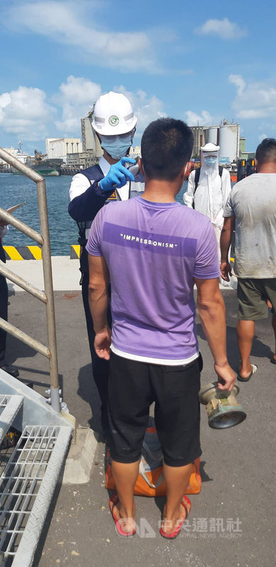 台中海巡隊9日在苗栗白沙屯外海32浬，發現一艘未作業越界陸籍油船，查獲邱姓船長等6人，初步體溫量測正常。（台中海巡隊提供）中央社記者趙麗妍傳真　109年8月9日