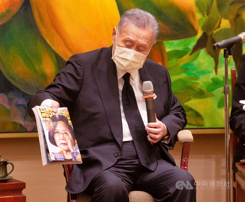 台灣防疫表現受到肯定,總統蔡英文日前登上日本漫畫雜誌封面,率團來台弔唁故總統李登輝的日本前首相森喜朗(圖)9日晉見蔡總統時,特別準備這本漫畫送給蔡總統。中央社記者謝佳璋攝 109年8月9日
