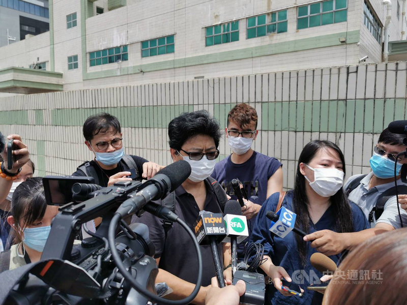 香港記者協會主席楊健興在蘋果日報大樓外受訪說,警方搜查傳媒機構這種事只有在第三世界才會發生,這是踐踏新聞自由、製造白色恐怖。中央社記者張謙香港攝 109年8月10日