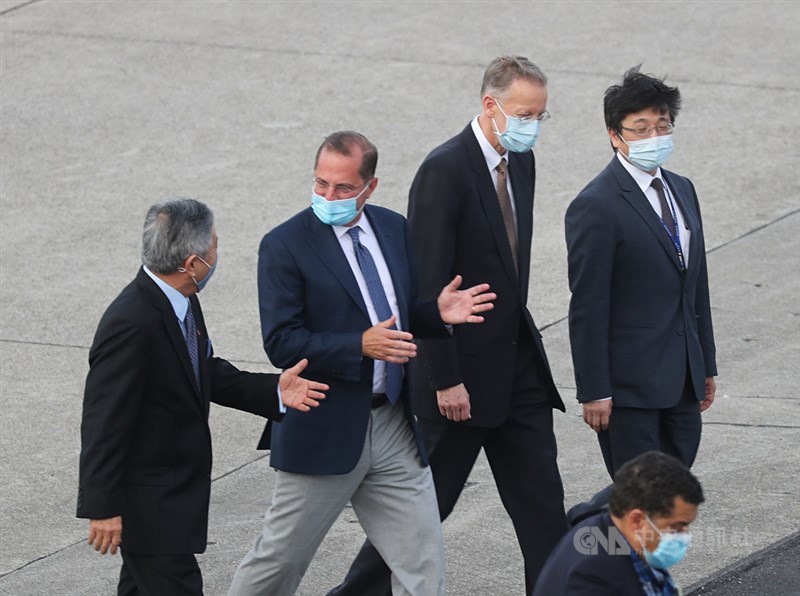 美國衛生部長艾薩(Alex Azar)(左2)率訪問團9日下午搭乘專機抵達台北松山機場,與外交部政務次長田中光(左)、衛福部疾管署署長周志浩(右)、美國在台協會(AIT)處長酈英傑(右2)並肩走向出入口。中央社記者裴禛攝 109年8月9日