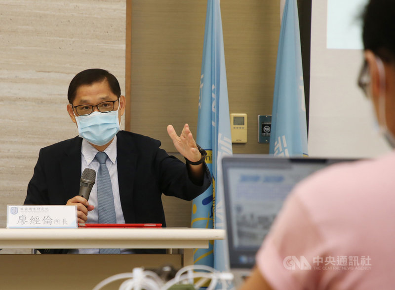 國衛院10日舉辦「DNA疫苗經動物試驗證明具保護效果」記者會，國衛院感染症與疫苗研究所所長廖經倫（左），說明國衛院以倉鼠進行動物攻毒試驗，疫苗能夠有效抑制病毒複製。中央社記者鄭傑文攝　109年8月10日