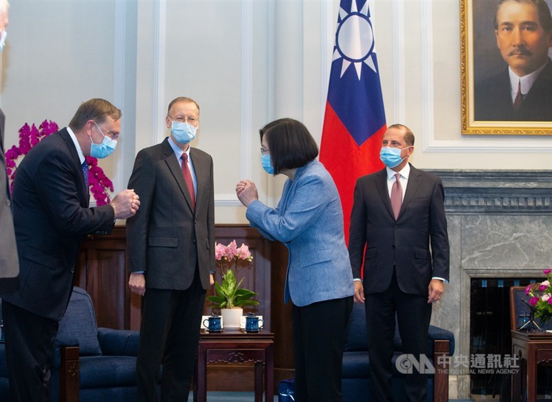 總統蔡英文(右2)10日在總統府接見美國衛生部長艾薩(Alex Azar)(右),並和現場貴賓們拱手致意。美國在台協會(AIT)處長酈英傑(Brent Christensen)(左2)也出席。中央社記者謝佳璋攝 109年8月10日