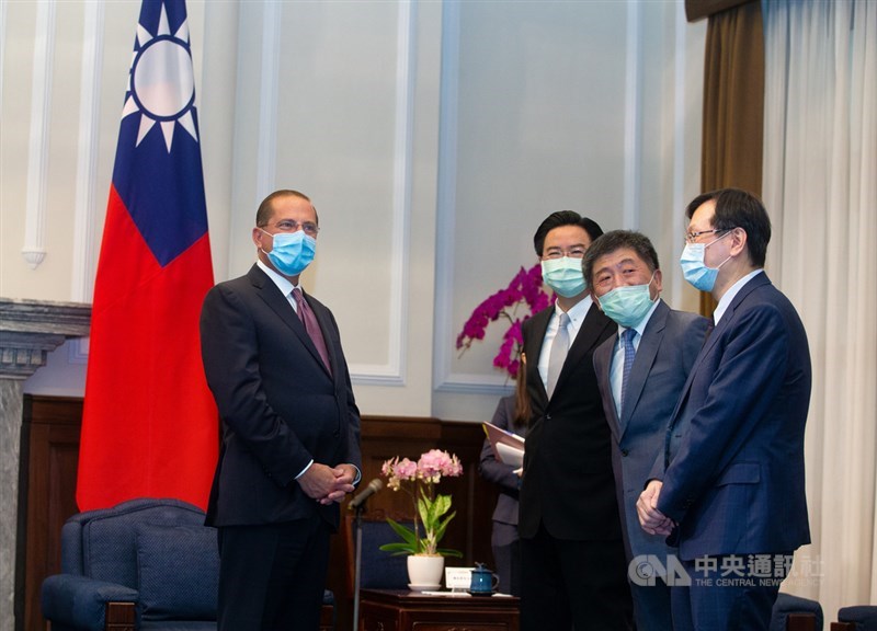 美國衛生及公共服務部長艾薩(Alex Azar)(左)率團訪台,10日前往總統府會見總統蔡英文,與外交部長吳釗燮(右3)、衛福部長陳時中(右2)等人交換意見。中央社記者謝佳璋攝 109年8月10日
