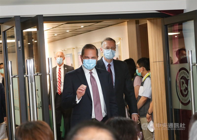 美國衛生部長艾薩(Alex Azar)(中左)、美國在台協會(AIT)台北辦事處長酈英傑(中右)10日下午抵達中央流行疫情指揮中心展開交流活動,並與衛生福利部長陳時中簽合作意向書,重申台美醫衛合作關係。中央社記者裴禛攝 109年8月10日