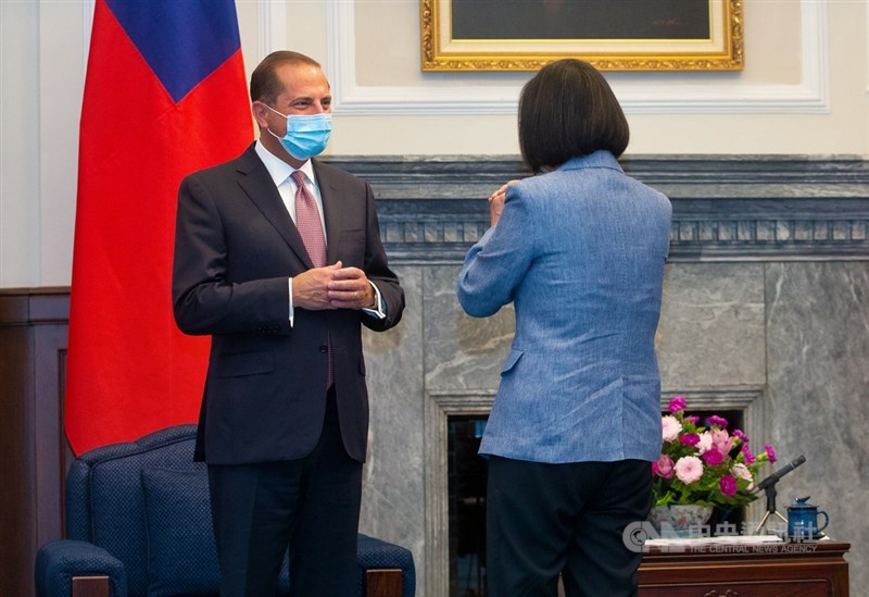 總統蔡英文(右)10日在總統府接見美國衛生部長艾薩(Alex Azar)(左),兩人拱手致意。中央社記者謝佳璋攝 109年8月10日
