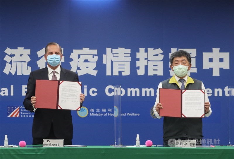 台灣與美國在醫療衛生領域合作超過20年,雙方10日首度簽署醫衛合作瞭解備忘錄,由美國衛生部長艾薩(Alex Azar)(左)與衛生福利部長陳時中(右)共同見證,未來將推動相關實質合作,增加台美人民健康福祉,共同促進全球衛生安全。中央社記者裴禛攝 109年8月10日