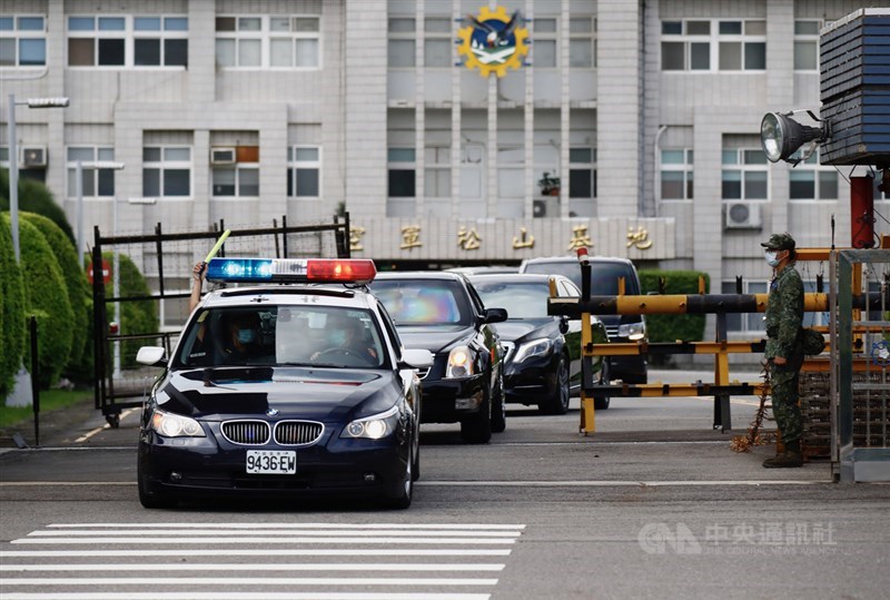 美國衛生部長艾薩(Alex Azar)率訪問團9日下午搭乘專機抵達台北松山機場,座車在警車及維安人員護送下離開。中央社實習記者曾守一攝 109年8月9日