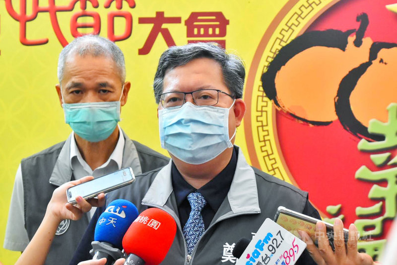 美國衛生部長艾薩(Alex Azar)率團訪台,桃園市長鄭文燦(前)10日表示,台灣有能力貢獻給國際社會,應該受到公平的待遇,認為這次訪問在層級上有很大的突破,未來台美高層的交流應該要常態化。中央社記者吳睿騏桃園攝 109年8月10日