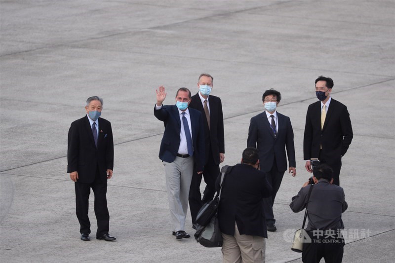 美國衛生部長艾薩(Alex Azar)(左2)率團訪台,專機9日下午抵達台北松山機場,由外交部政務次長田中光(左1)、衛福部疾病管制署署長周志浩(右2)、外交部北美司司長徐佑典(右1)、AIT處長酈英傑(右3)等人接機。艾薩下飛機後向現場媒體揮手致意。中央社記者裴禛攝 109年8月9日