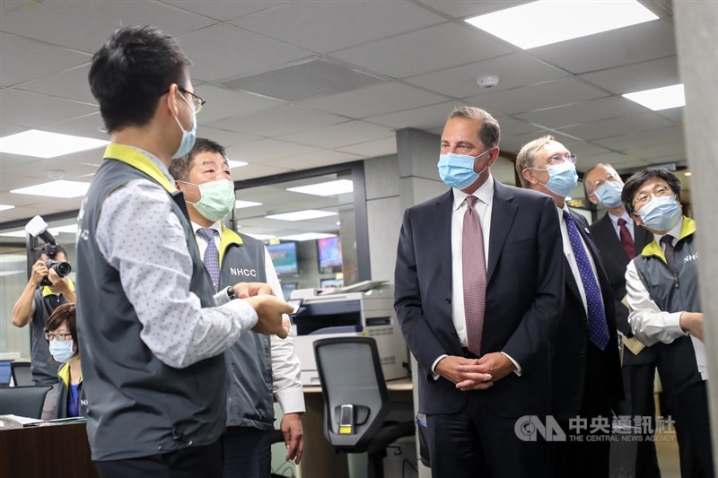 美國總統拜登派老友陶德率團訪台,指揮中心發言人莊人祥表示,國際重要訪團來台擬採「外交泡泡」模式防疫。圖為美國衛生部長艾薩(前左3)去年以外交泡泡模式訪台情形。(中央社檔案照片)