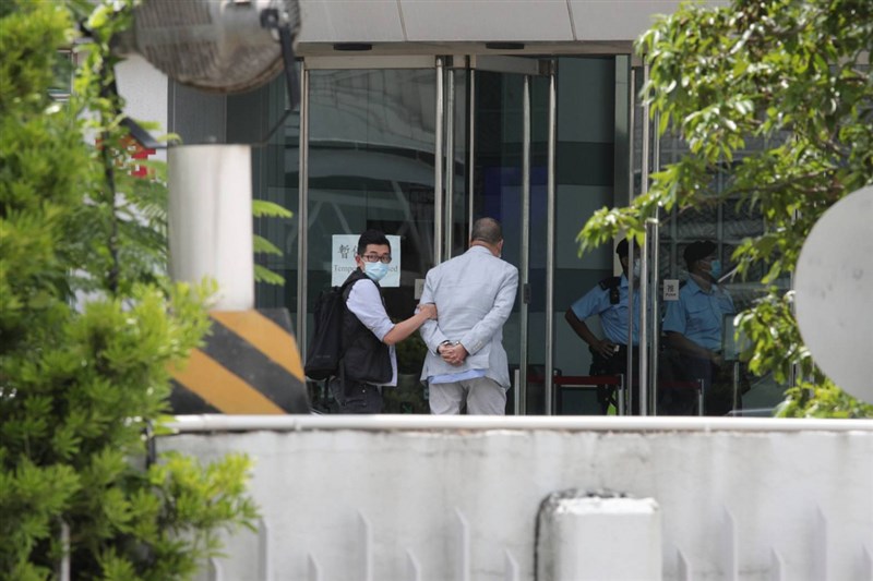 香港蘋果日報創辦人黎智英(中)10日被扣上手銬,押送到蘋果日報大樓內協助查證。(讀者提供)中央社記者張謙香港傳真 109年8月10日