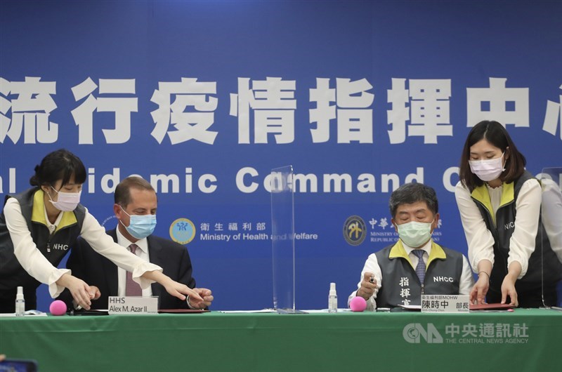 中央流行疫情指揮中心10日下午3時舉行「AIT-TECRO衛生合作備忘錄簽署儀式」,由美國衛生部長艾薩(Alex Azar)(左2)及衛生福利部部長陳時中(右2)共同見證。中央社記者裴禛攝 109年8月10日