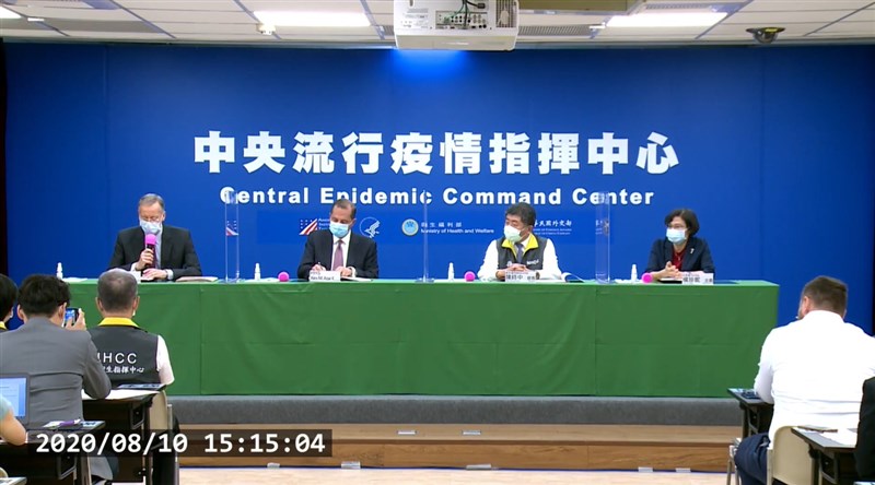 台美10日雙方首度簽署醫衛合作備忘錄。美國在台協會處長酈英傑表示,台灣不僅成功抗疫更伸援他國,並以中文形容台美關係是「真朋友、真進展」。(圖取自疾管署YouTube頻道網頁youtube.com)