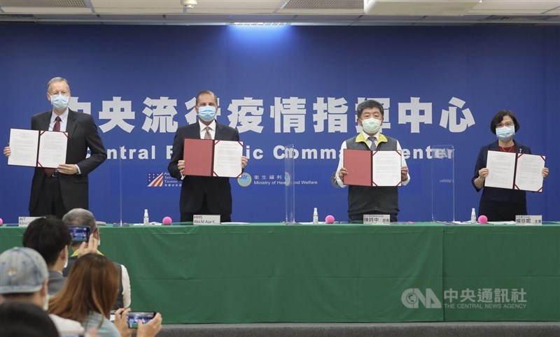 中央流行疫情指揮中心10日下午3時舉行「AIT-TECRO衛生合作備忘錄簽署儀式」,由美國衛生部長艾薩(Alex Azar)(左2)、衛福部長陳時中(右2)、美國在台協會(AIT)處長酈英傑(Brent Christensen)(左)及台灣美國事務委員會主任委員楊珍妮(右)共同見證。中央社記者裴禛攝 109年8月10日