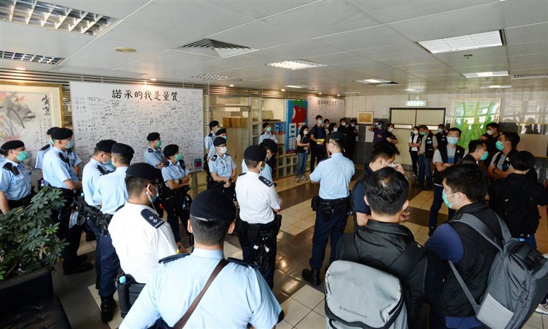 大批警員在蘋果日報大樓內進行搜查。(讀者提供)中央社記者張謙香港傳真 109年8月10日