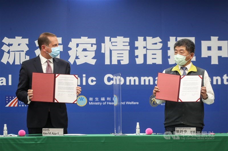 台灣與美國首度簽署醫衛合作瞭解備忘錄，10日在流行疫情指揮中心由台灣美國事務委員會主任委員楊珍妮及美國在台協會台北辦事處長酈英傑代表雙方簽署，美國衛生部長艾薩（Alex Azar）（左）及衛生福利部部長陳時中（右）共同見證。中央社記者裴禛攝　109年8月10日