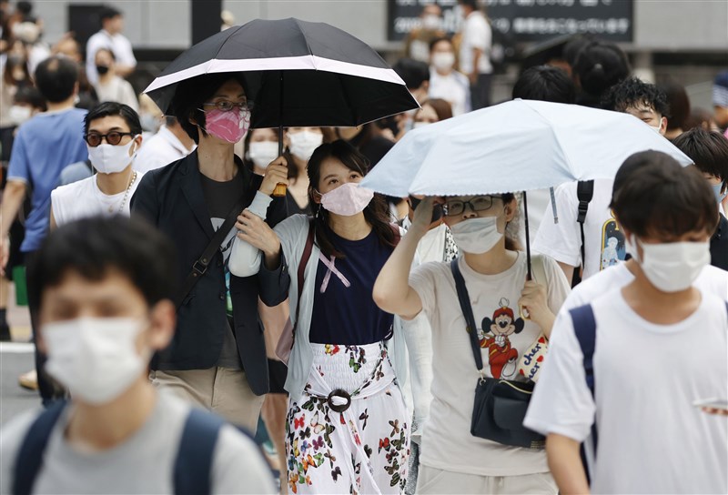 日本東京都10日新增197例武漢肺炎確診,時隔2週單日新增病例少於200例。圖為東京涉谷民眾戴口罩上街。(共同社)