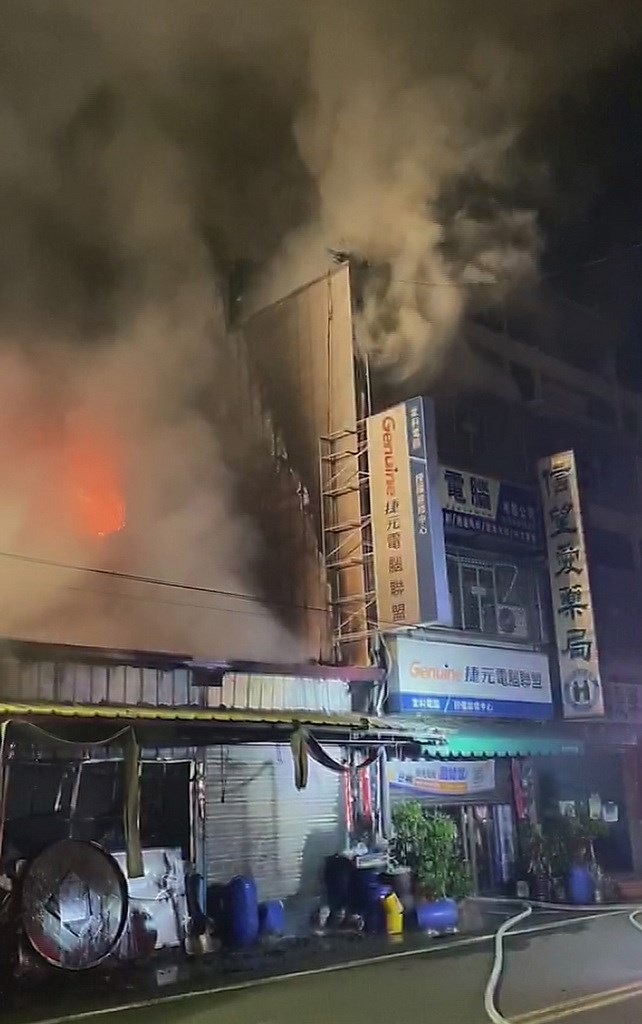 雲林斗南一處鐵皮屋10日凌晨發生大火，延燒隔壁透天厝住戶，消防人員從其中一戶透天厝救出7人送醫，其中11歲男童宣告不治，另有3人命危。（民眾提供）中央社記者蔡智明傳真 109年8月10日
