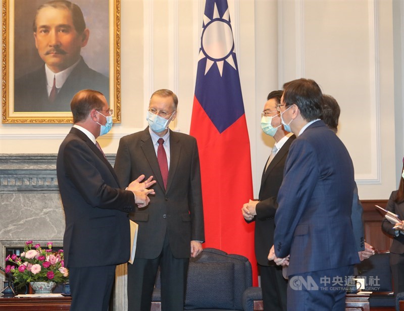 美國衛生部長艾薩(Alex Azar)(左1)9日率團抵台,10日到總統府會見總統蔡英文,會前與美國在台協會(AIT)台北辦事處長酈英傑(左2)、外交部長吳釗燮(左3)等與會官員交換意見。中央社記者裴禛攝 109年8月10日