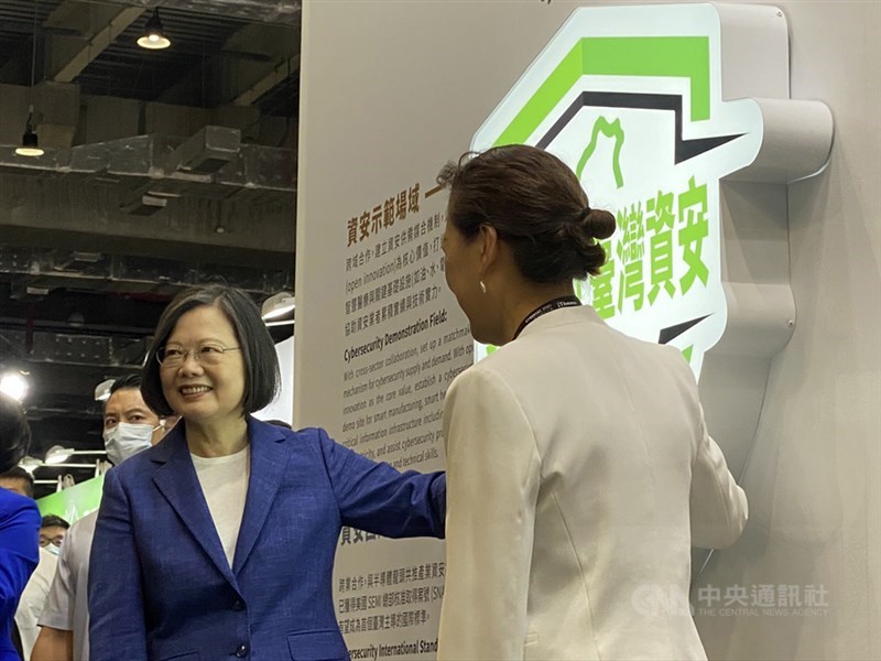 總統蔡英文(左)11日出席台灣資安大會,她提到政府將推動4大重點,其中要加速成立數位發展部,用更整合性思維提升各種危機處理應變。中央社記者吳家豪攝 109年8月11日