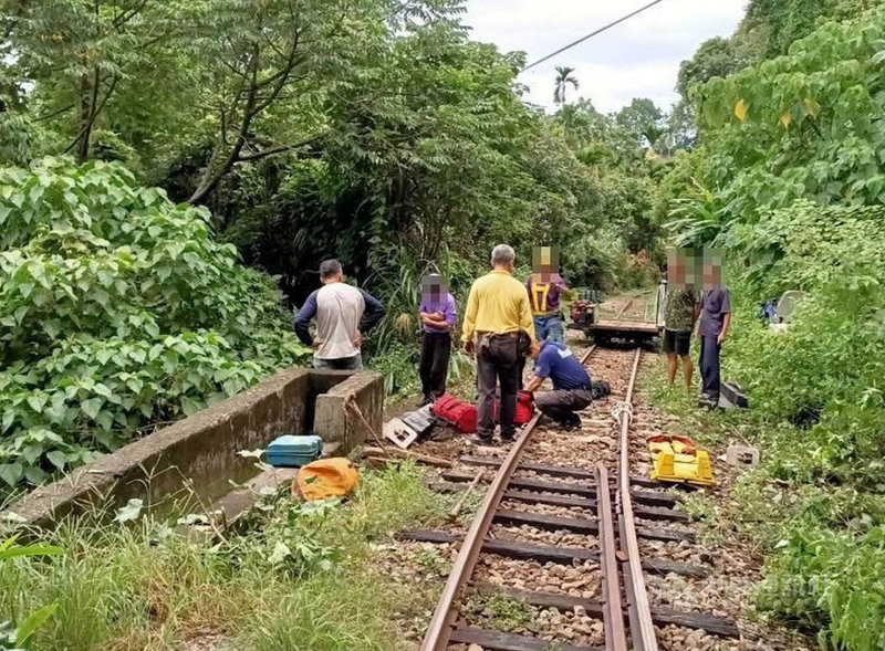 阿里山林業鐵路竹崎監工區邵姓道班工11日在竹崎路段搬運枕木時，不慎跌落林鐵鐵道邊坡約4米深，所幸傷者意識清楚，救護人員以林鐵板車後送，再由救護車接駁送醫。（嘉義縣消防局提供）中央社記者黃國芳傳真　109年8月11日