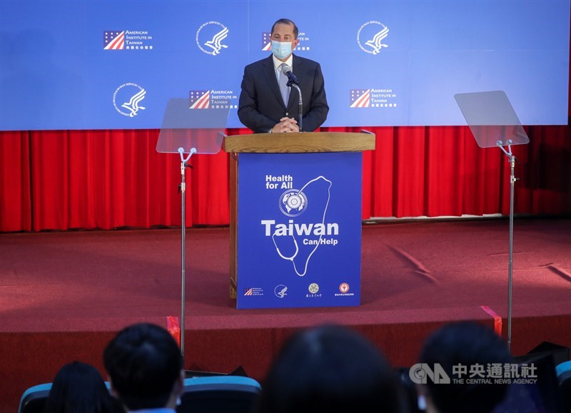 美國衛生部長艾薩(Alex Azar)(圖)11日下午到台大公衛學院演講,由前副總統陳建仁擔任引言人,衛福部長陳時中、台大副校長張上淳及多名台灣公衛專家都出席與會。中央社記者裴禛攝 109年8月11日