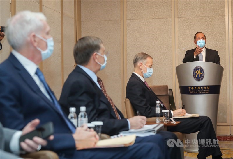 美國衛生部長艾薩(Alex Azar)(右)率團抵台,11日至台北美福飯店與外交部長吳釗燮會面,出席官員皆戴上口罩防疫。中央社記者裴禛攝 109年8月11日