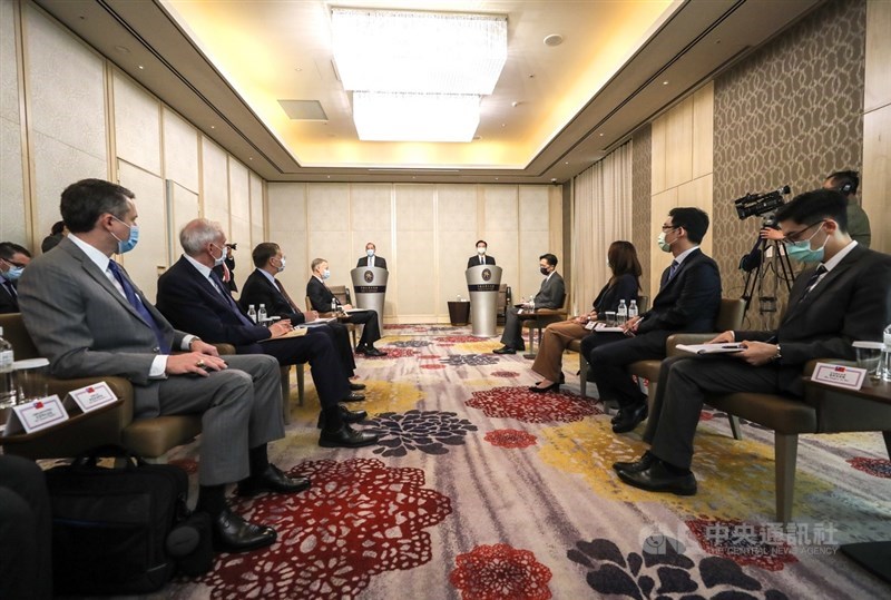 美國衛生部長艾薩(Alex Azar)(後左)訪台,11日率訪問團一行至台北美福飯店,與外交部長吳釗燮(後右)會面。中央社記者裴禛攝 109年8月11日
