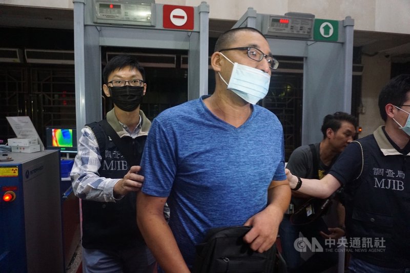 原後備指揮部李姓中校竊取逾6000個口罩,台北地檢署11日凌晨聲押該中校及張姓上士(前),台北地院晚上裁准羈押禁見。中央社記者林長順攝 109年8月11日