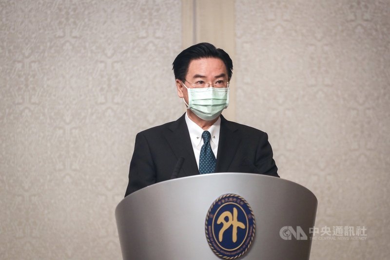美國衛生部長艾薩(Alex Azar)11日率團至台北美福飯店,與外交部長吳釗燮(圖)會面,吳釗燮致詞表示,艾薩此時訪台相當及時,並向台灣傳達「強而有力訊息」;台灣有幸有美國及艾薩等熱心摯友,堅定支持台灣爭取更多國際空間,這不僅涉及台灣的地位,更關乎面對威權侵略,如何捍衛民主制度。中央社記者裴禛攝 109年8月11日