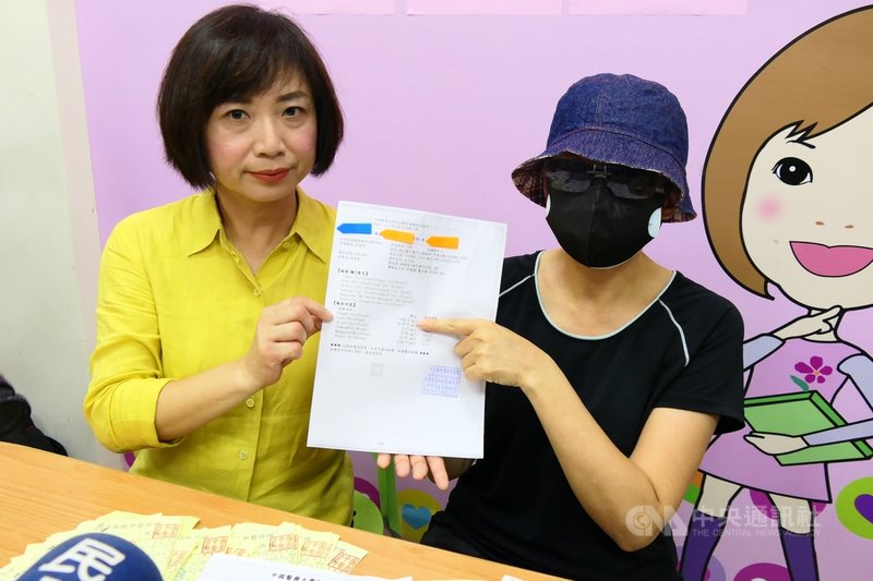 台中市49歲何姓女子(右)因服用盛唐中醫診所中藥,到醫院檢驗發現鉛中毒,11日在民進黨立委何欣純(左)陪同下舉行記者會。何欣純表示,將協調消保團體出面,幫受害者討公道。(立委何欣純服務處提供)中央社記者蘇木春傳真 109年8月11日