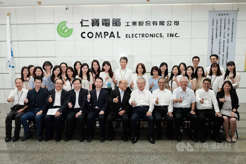 行政院長蘇貞昌(前中)11日到桃園參訪仁寶電腦平鎮廠,肯定仁寶電腦等科技大廠對台灣經濟貢獻很大,也讓世界看到台灣實力,創造很多就業機會,政府非常感謝。中央社記者吳睿騏桃園攝 109年8月11日