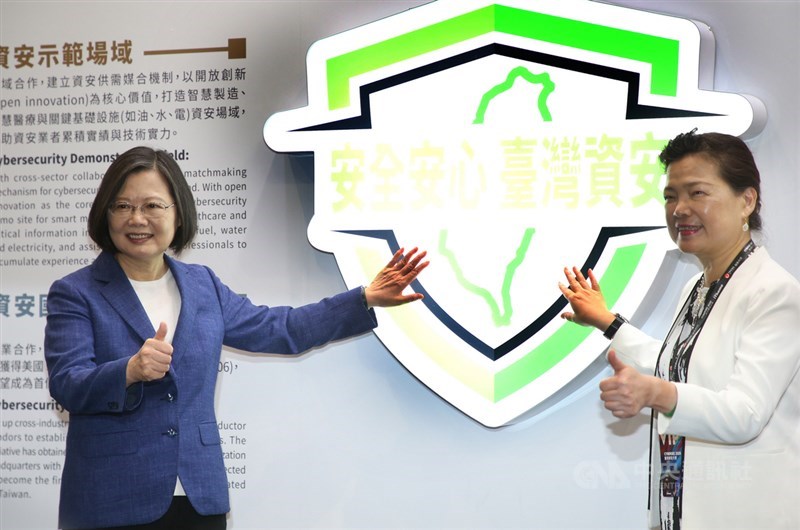 總統蔡英文(左)11日在經濟部長王美花(右)陪同下,在南港展覽館2館出席台灣資安大會開幕典禮,希望全國民眾共同提升資安防護意識,打造自製、互信、靈活、合作的全國數位防護網及世界級的資安產業。中央社記者鄭傑文攝 109年8月11日
