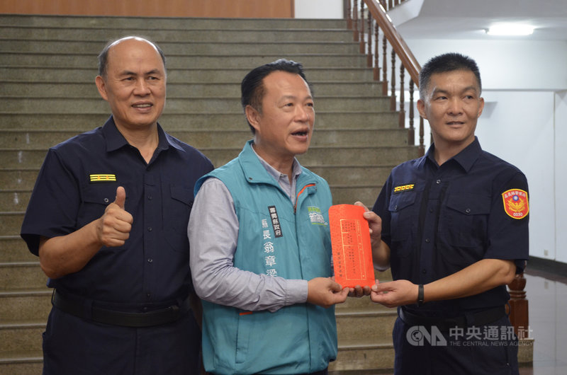 台中榮民總醫院灣橋分院照護中心遭搶近百萬，嘉義警方7小時破案，縣長翁章梁（中）11日到嘉義縣警察局頒發獎金表揚警方優秀表現，由嘉義縣警察局長廖宗山（左）及竹崎分局長葉文啟（右）代表接受。中央社記者蔡智明攝　109年8月11日
