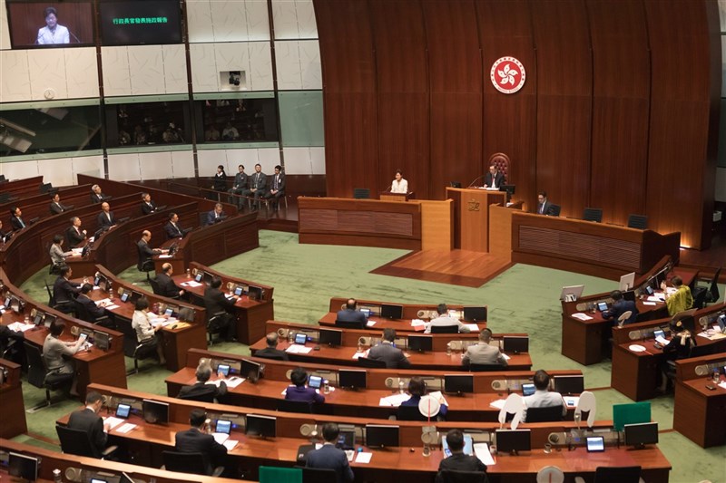 全國人大常委會會議11日表決通過,香港立法會全體議員繼續延任,直到明年第7屆立法會任期開始為止。圖為立法會議場。(中新社)