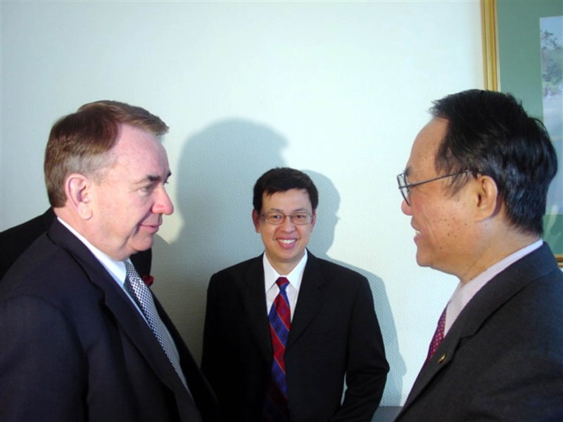 美國時任衛生部長湯普森(左)2003年5月22日與時任衛生署長陳建仁(中)、外交部政務次長高英茂(右)會談,當時是台灣與美國高層官員首度在世界衛生大會期間公開會面,湯普森在會中重申美國對台灣的支持。(中央社檔案照片)