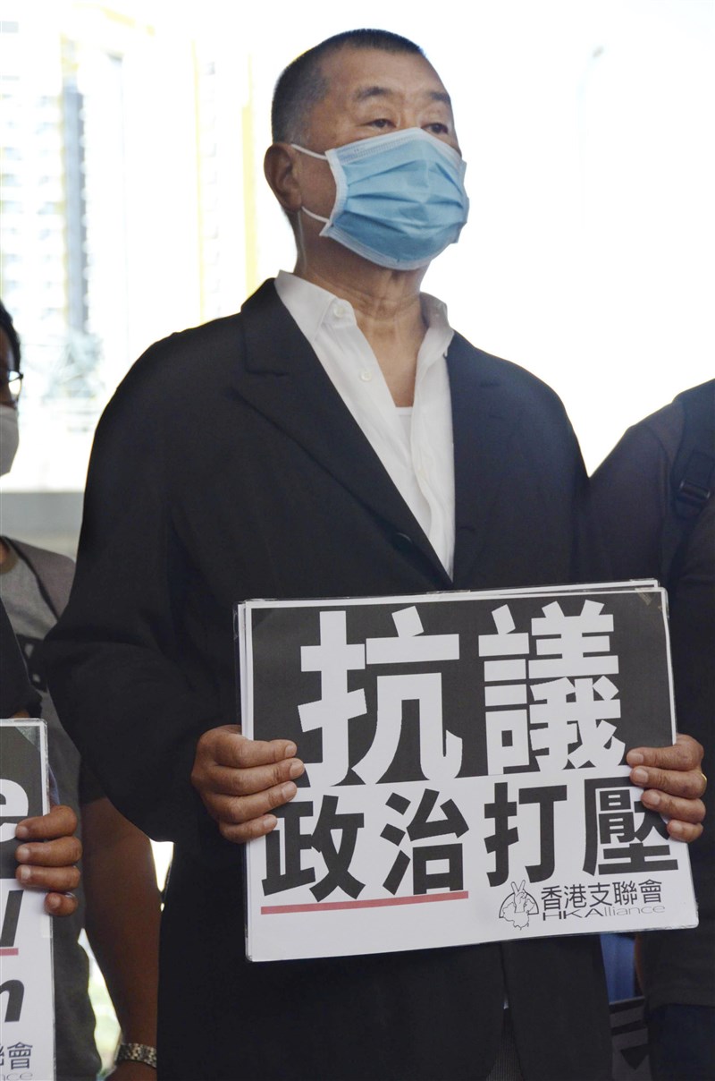 港媒報導,被港警以違反「港區國安法」為由逮捕的黎智英與壹傳媒集團主管等人,預料將陸續交保。圖為黎智英7月13日前往西九龍法院出庭應訊。(共同社)