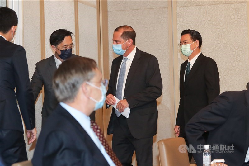 美國衛生部長艾薩(Alex Azar)(右2)訪台,11日至台北美福飯店與外交部長吳釗燮(右)會面,舉行直播新聞見面會。中央社記者裴禛攝 109年8月11日