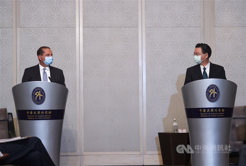 美國衛生部長艾薩(Alex Azar)(左)訪台,11日至台北美福飯店與外交部長吳釗燮(右)會面,舉行直播新聞見面會。中央社記者裴禛攝 109年8月11日